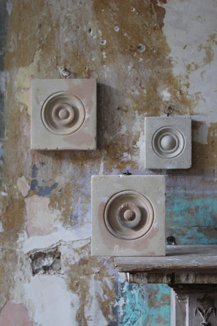 Inizio 20 ° C Trio di elementi architettonici in pietra intagliata mensola casa di campagna