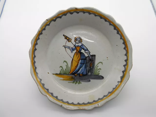 1123 ) ASSIETTE LA FILEUSE EN FAIENCE DE NEVERS OU AUXERROIS / AUXERRE XVIII ème