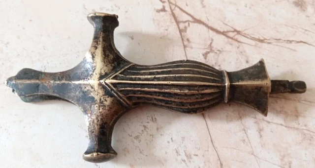 ANCIENNE ÉPÉE JAPONAISE Tsuba fer époque Meiji signée Kanō Ietsugu