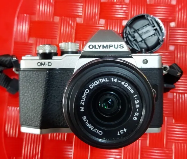 Olympus OM-D E-M10 Mark II Silver Camera Body, 14-42mm Lens Working Condition.