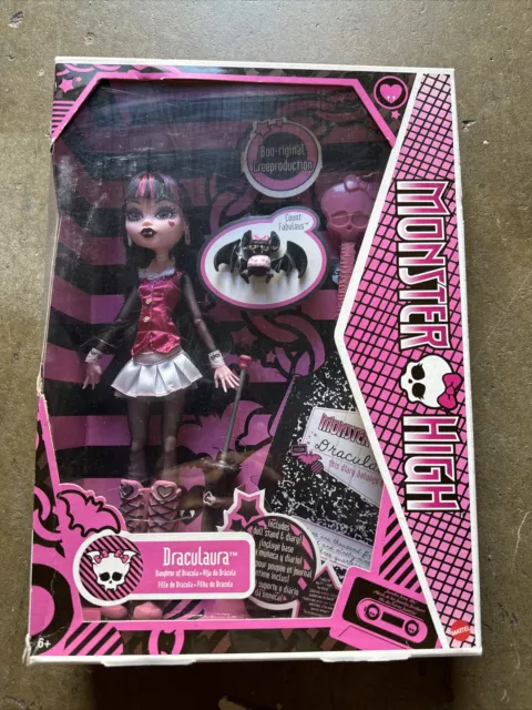 Monster High Draculaura Reproduction Doll, Pet Bat & Stand New Original  Dracula