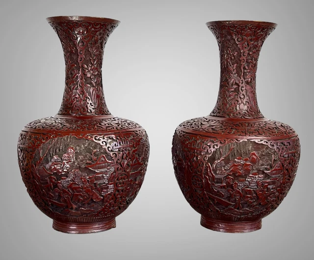 PAIRE DE VASES ANCIENS  DU XIXe EN LAQUE ROUGE DE CINABRE A DECOR DE PERSONNAGES