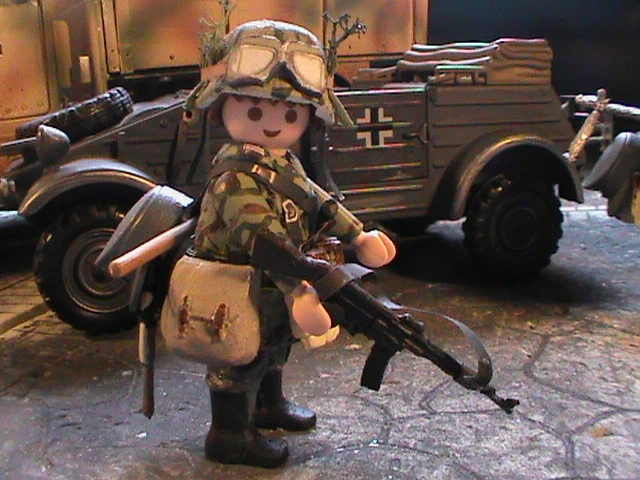 Figurine PLAYMOBIL Personnalisée Soldat Waffen (Front Oriental-1945) REF-0456 BIS