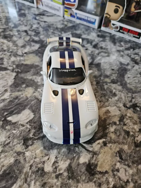 Maisto Diecast White 2007 Dodge Viper GT2  1/ 24 Scale W/Purple Racing Stripes 2