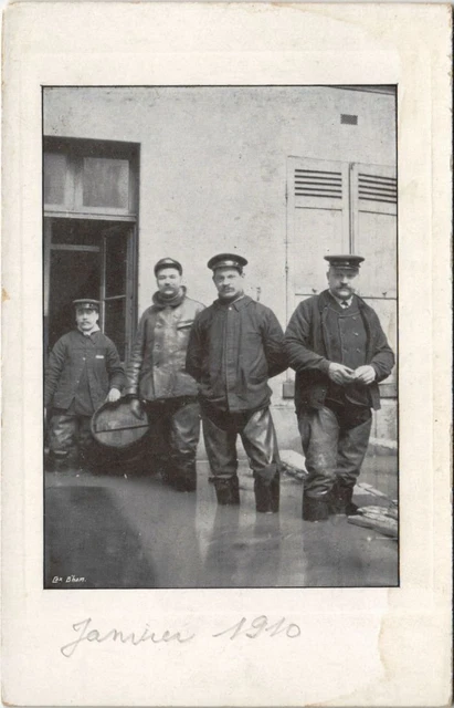 CPA Inondations 1910 PARIS Les Sauveteurs (997037)