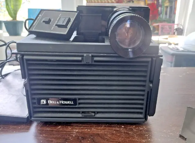 Bell & Howell Auto Focus Cube Slide Projector AF 70/3.5-4.5 lens-tested working