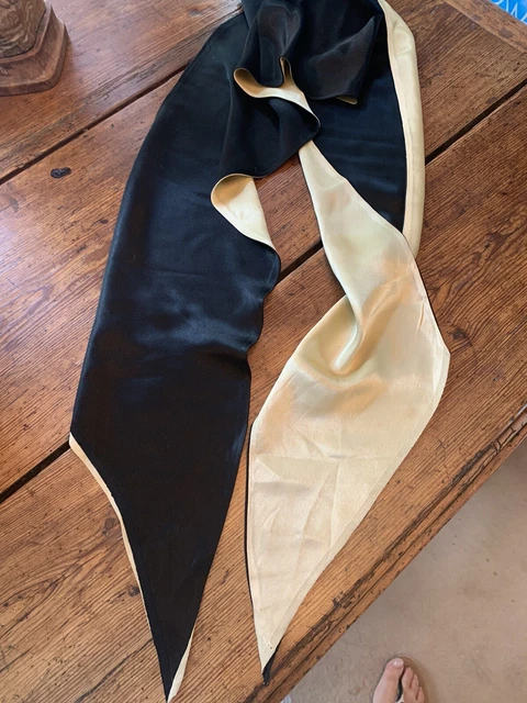 Sciarpa di seta reversibile lunga anni '30. Shaped Ends 71 pollici x 12 pollici. Oro/nero