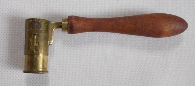 Étagère ancienne de style orientaliste en laiton et bois peint