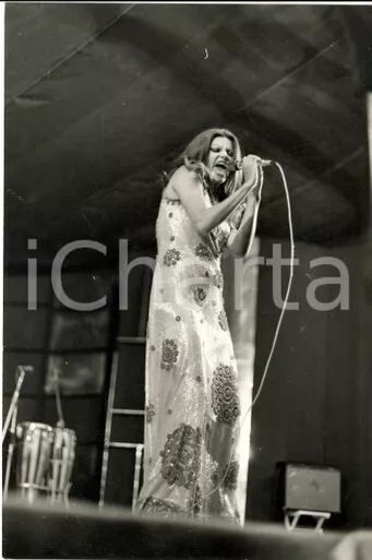 1970 ca COSTUME ITALIA Ritratto della cantante MILVA in concerto *Foto 20x30