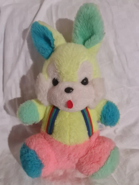 DOUDOU PELUCHE LAPIN NOUNOURS avec bretelles rose  blanc vert jaune VINTAGE TBE