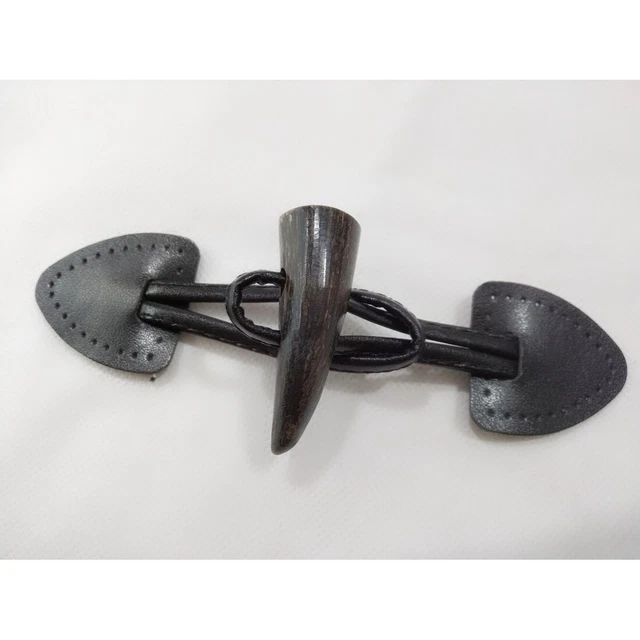 Alamaro in EcoPelle Nero con Corno Marrone Scuro Alto 5 Cm 511830