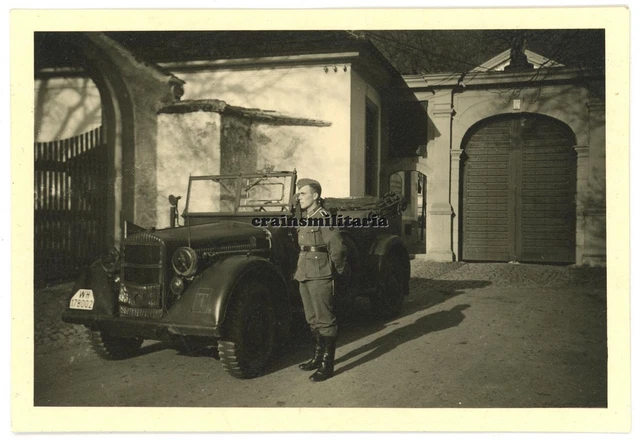 ORIG. FOTO SOLDAT Mechaniker mit EinheitsPkw Kübelwagen Kaserne ULM