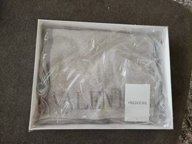 NWT Valentino Garavani Beige/Gray Acrylic And Wool Scarf 3