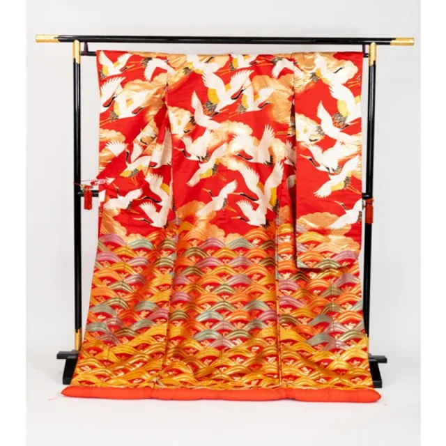 Japanese Kimono Uchikake Luxurious Wedding Red background flying crane japan
