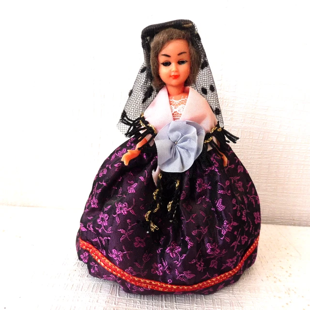DOLL POUPEE FOLKLORIQUE REGIONALE 14 cm ELLE FERME LES YEUX