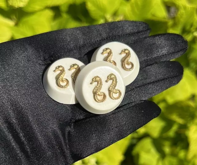 LOT 3 ANCIENS BOUTONS décor D'HIPPOCAMPES DORÉS sur GALALITHE vers 1930/ 1940