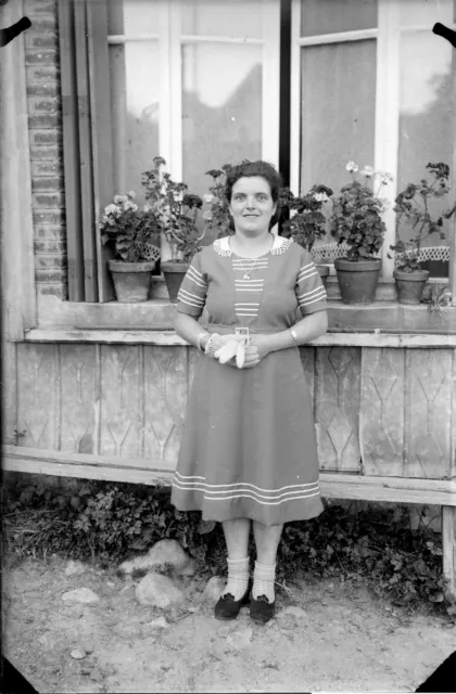 Porträt J.Weiblich Vor Fenster Haus Antik Negativ Foto Gläser An. 1940