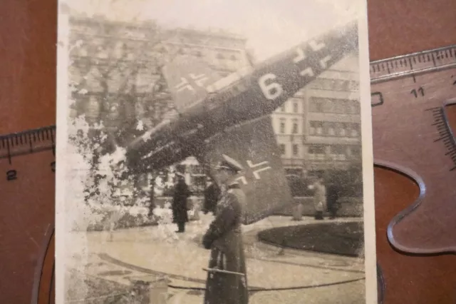 tolles altes Foto - Modell BF 109 in einer Stadt - Tag der Wehrmacht - Ort ??? 2