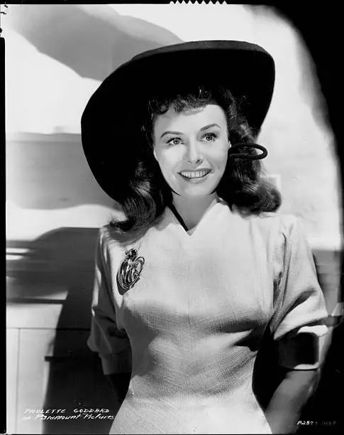 ACTRESS PAULETTE GODDARD wearing a wide brimmed hat, for Paramo - 1940 ...