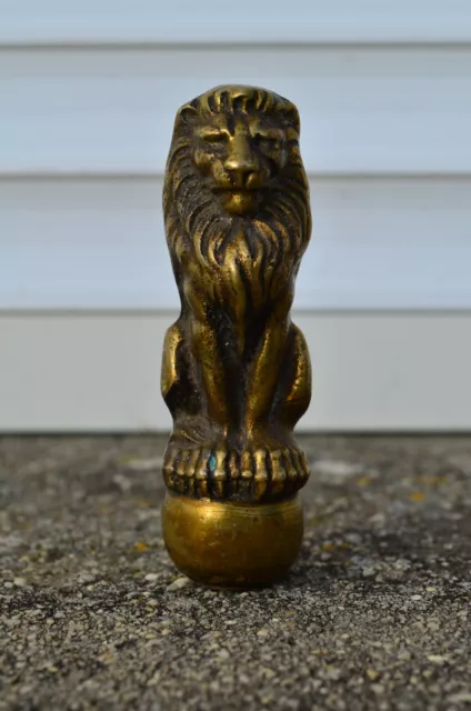 Mascotte bronze  "Lion assis"  bouchon de radiateur  - voiture ancienne