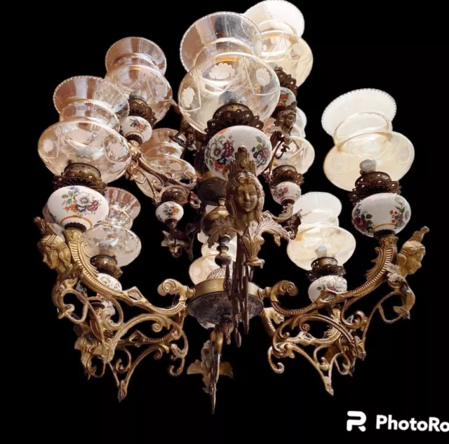 lampadario in bronzo con volti di donne sfere di capodimonte  e coppe di murano