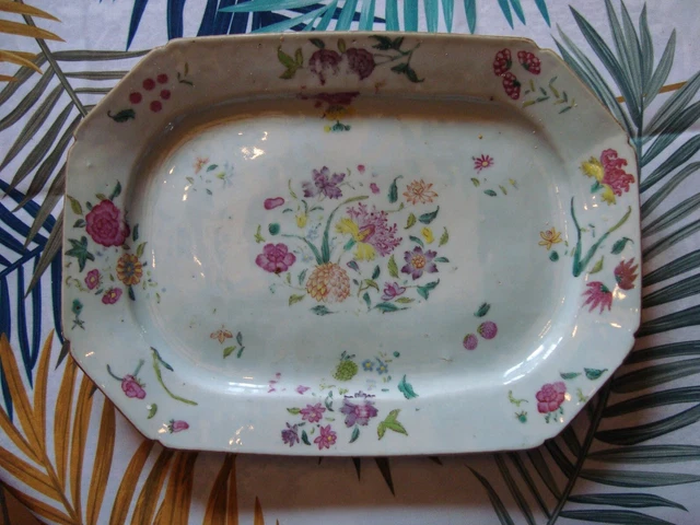Plat Chine 18ème en porcelaine de la famille rose Compagnie des Indes .