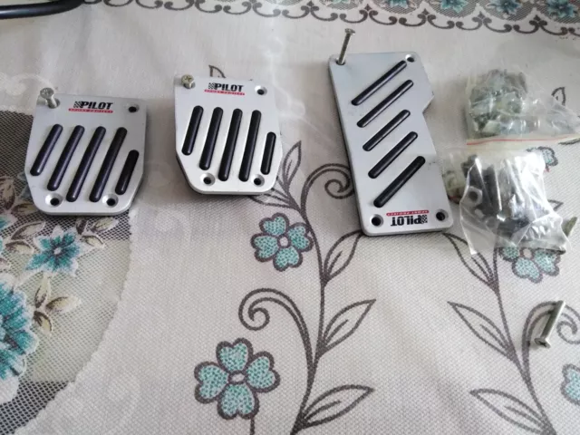 Set 3 pedali auto nuovi marca pilot grigio cromato senza confezione con kit viti