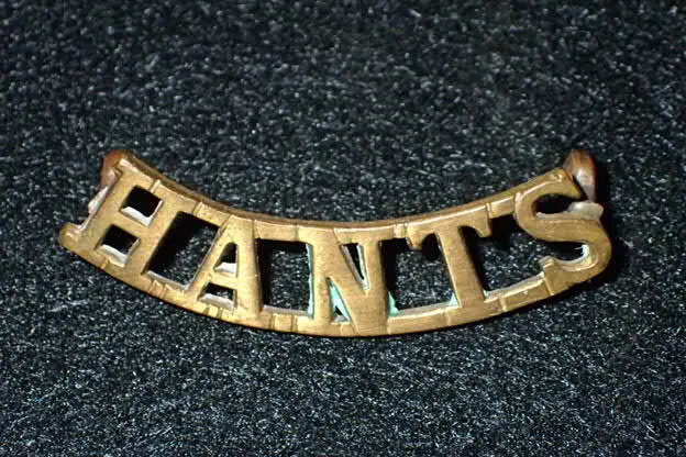 WW2 British Army Hants' Hampshire Regiment Shoulder Title Badge Original Cond.