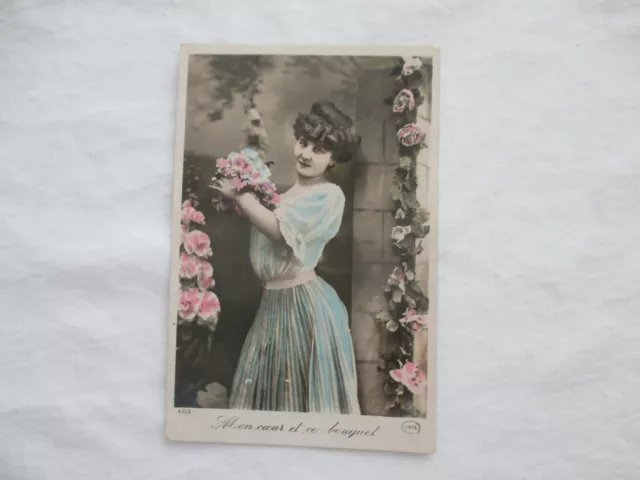 Carte Postale Ancienne + - 1900 Cpa Fantaisie Jeune Femme Élégante Cœur Bouquet