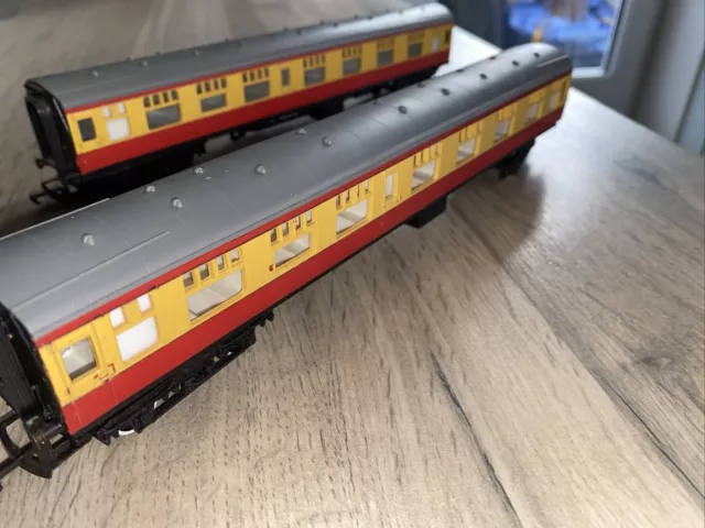 Rake Of 2 HORNBY Triang R626 BR RED CREAM MK1 2nd CLASS CORRIDOR COACH 15210