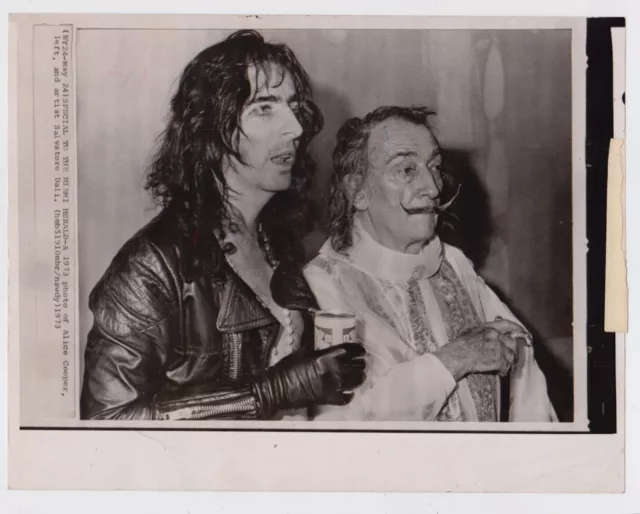 SALVADOR DALI & ALICE COOPER * VINTAGE 1973 Surrealism PAINTER ARTIST photo