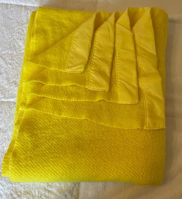 Vtg CHATHAM Yellow Acrylic Blanket Twin Double 72x86” Waffle Weave Thermal Satin