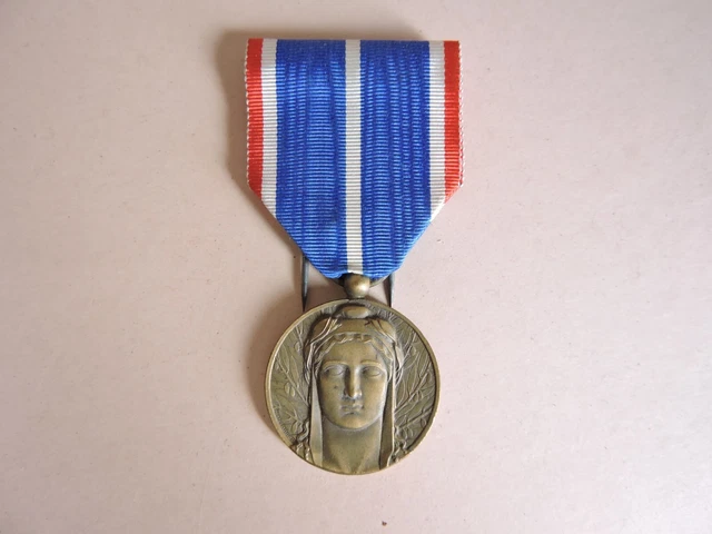 QUATRIÈME RÉPUBLIQUE Médaille commémorative de l'Occupation de la Rhénanie et de la Ruhr fme_1002332 Médailles