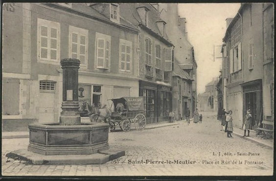 CPA Saint-Pierre-le-Moutier, Place et Rue de la Fontaine