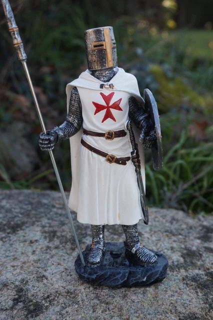 Statue de chevalier templier en armure brandissant une hache