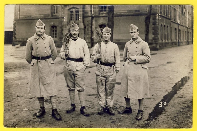 CPA CARTE PHOTO 26eme Régiment Caserne Militaires Soldats Uniformes