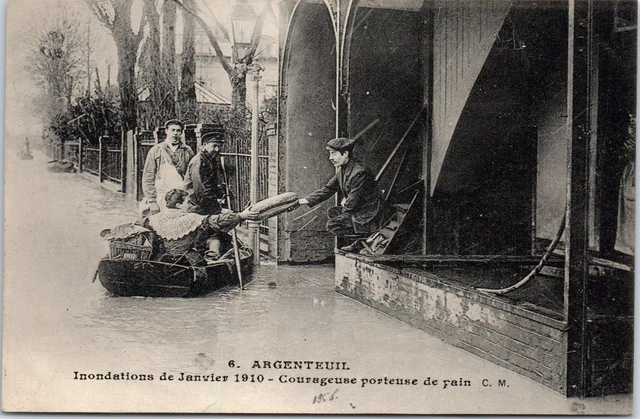 95 ARGENTEUIL - un porteur de pain pendant la crue de 1910