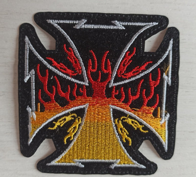 écusson croix de malte sur simili cuir rouge 8cm patch 