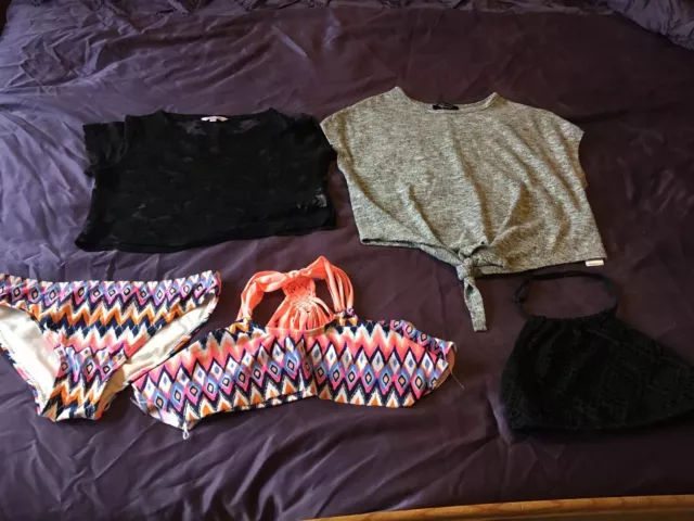 Pacchetto vestiti piccoli per ragazze età 8-10: set bikini, top bikini, 2 top. Tutte in perfette condizioni