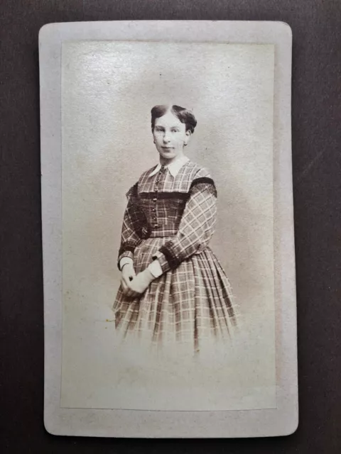 Sehr altes CDV Foto, um 1880, hübsche Frau, Dresden