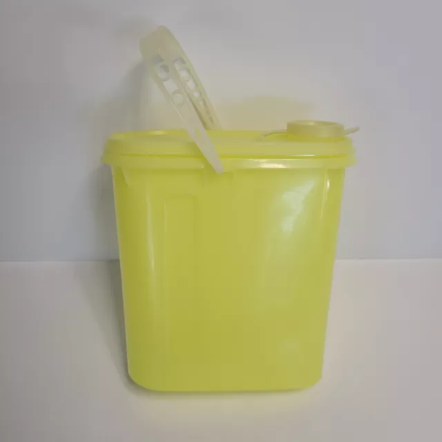 Vintage Tupperware Yellow Beverage Buddy 587 2-Qt Pitcher w/ Pour Seal & Handle