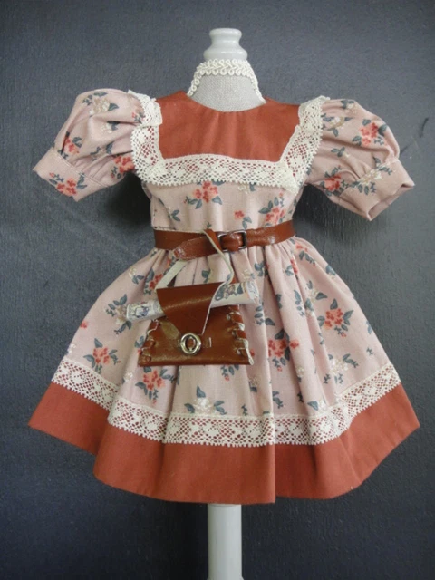 tuto gratuit poupée : robe côtes et dentelle - Chez Laramicelle