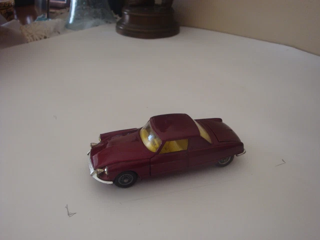 Citroën DS 19 Corgi Toys – Rouge, Intérieur Jaune, échelle 1/43, Années 1960, Rare (réf 210 S)