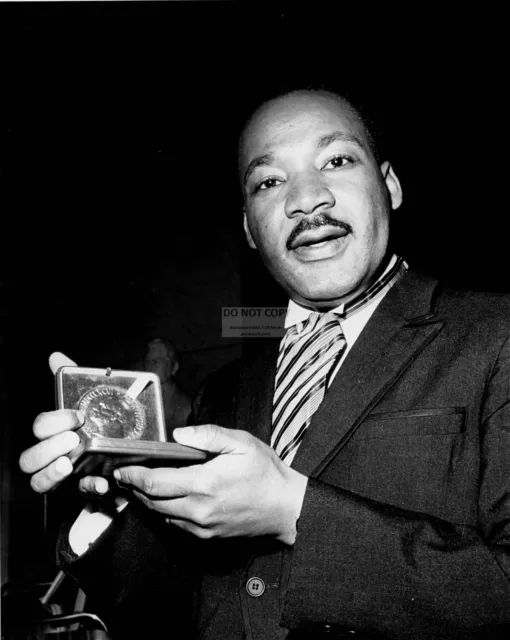 Martin Luther King Jr. Holds His Nobel Peace Prize In 1964 - 8X10 Photo (Ep-789)