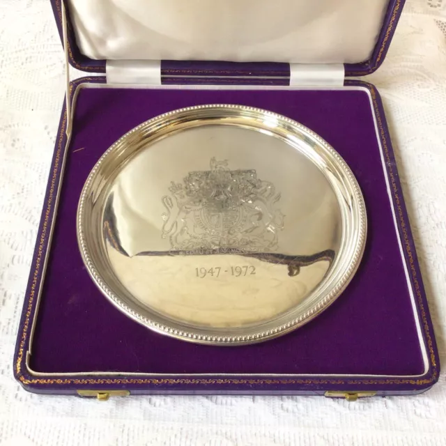 1971 Argento massiccio Salver commemora il matrimonio in argento regina Elisabetta II. 274g
