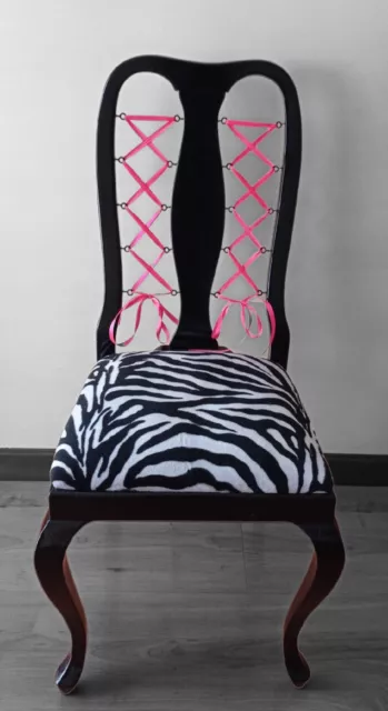 Silla estilo Reina Ana recién restaurada en negro, cebra y fucsia. 