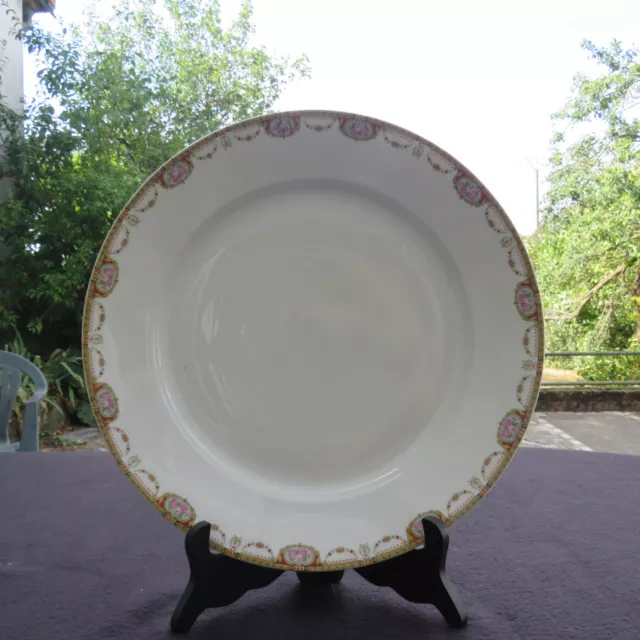 plat rond creux en porcelaine raynaud  limoges décor de guirlande de roses