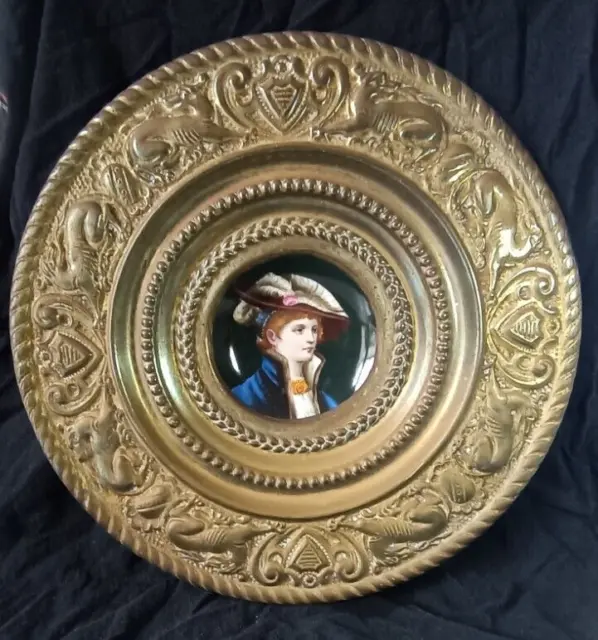 Plat cuivre repoussé  en médaillon une assiette en porcelaine peinte d'une femme