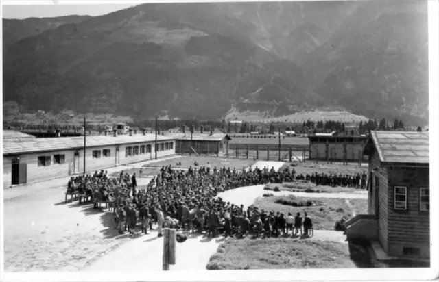 Cpa 66 Carte Photo Certainement Dans Les P.o. Camp De Concentration Ou Caserne