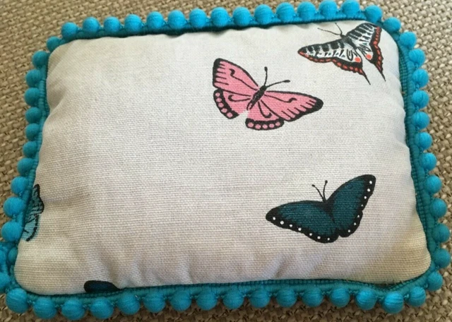 Almohadilla de fieltro con aguja hecha a mano en tela de mariposa 100 % algodón Sophie Allport.